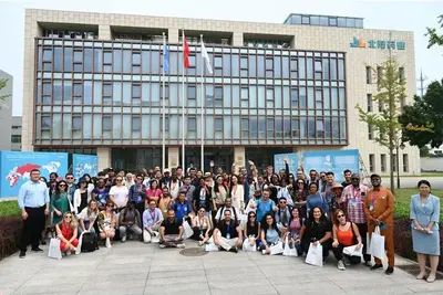 Periodistas extranjeros visitan Beilu Pharmaceutical para aprender sobre el desarrollo verde de Beijing